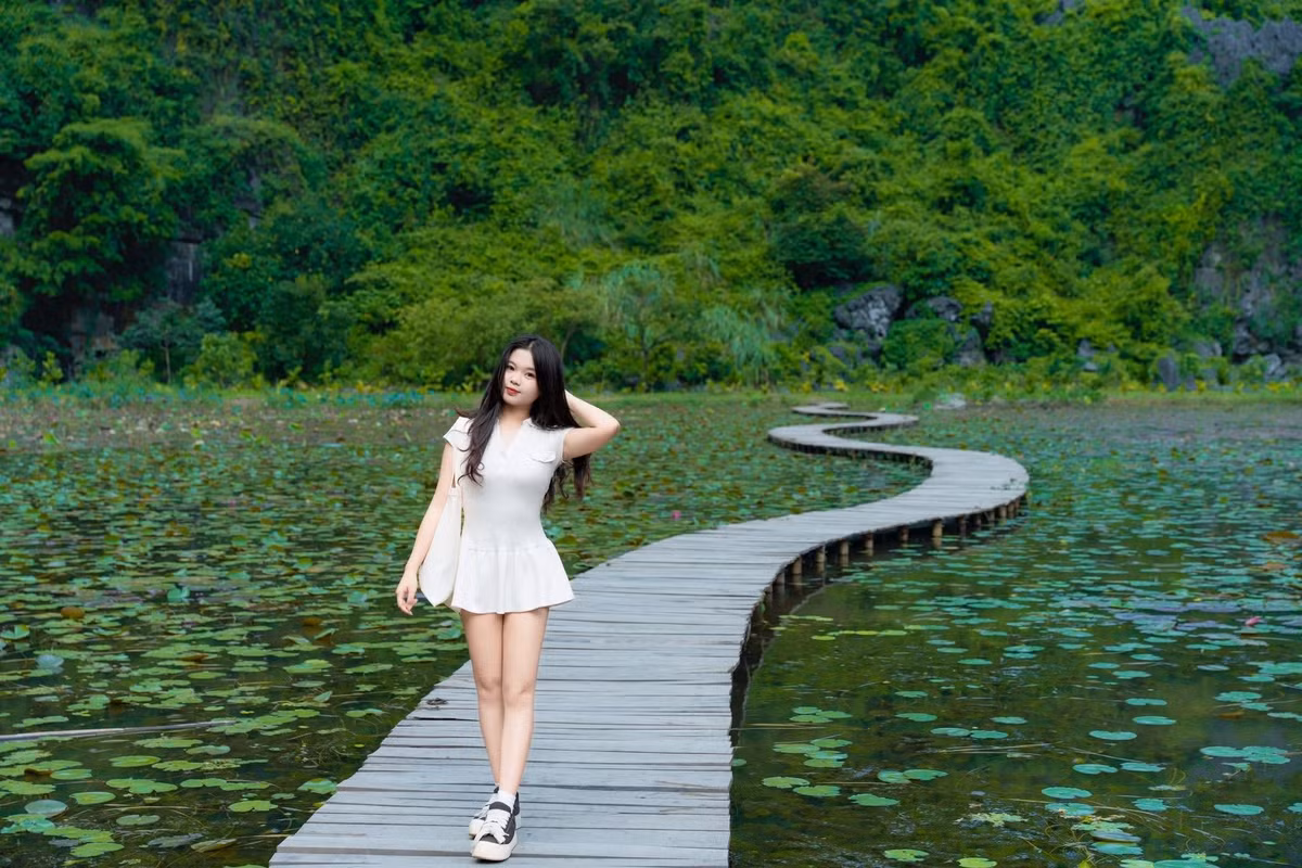 Để chuyến đi thuận lợi, du khách nên lưu ý một số điều: thời gian đẹp nhất để ngắm hoa súng là sáng sớm từ 7h đến 11h; trang phục nên là tone trắng hoặc màu sáng, đi giày dép thoải mái; các hoạt động gợi ý gồm thuê thuyền trên sông, leo Đỉnh Mây, check-in hang 3 và tham quan chùa Bích Động. Ảnh Thuỳ Dương