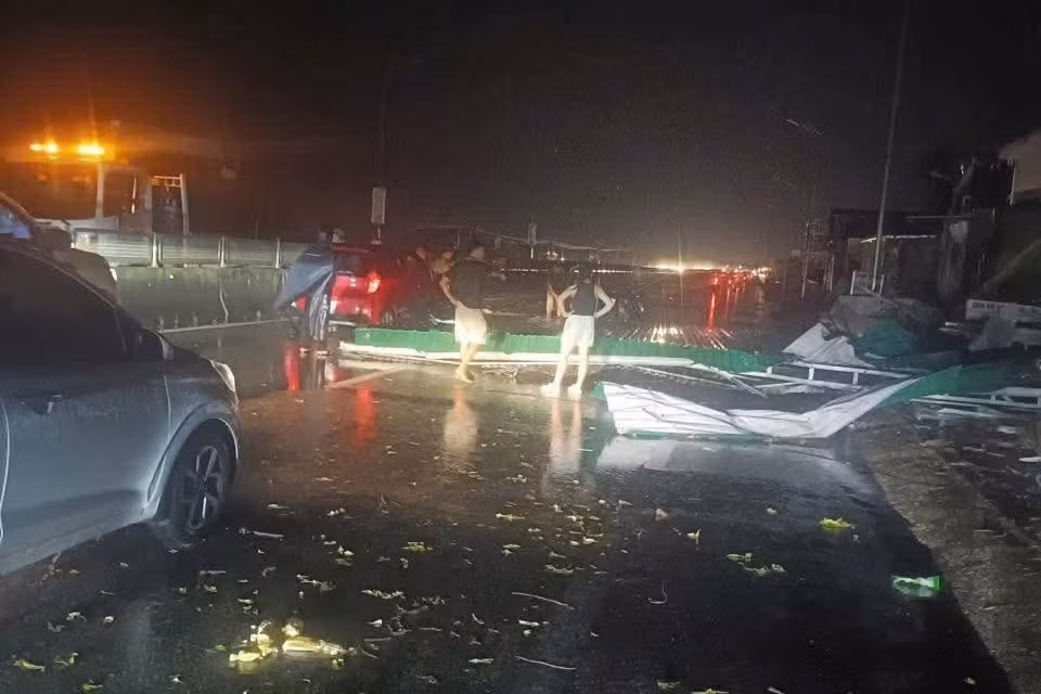 Giông lốc cuốn bay mái tôn chắn ngang quốc lộ 1 đoạn qua xã Nghi Lộc tối 5/10