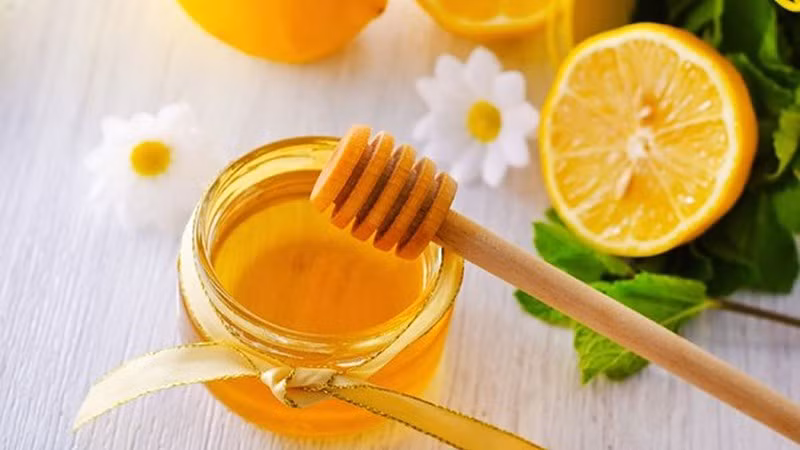 Một thức uống khác vừa đơn giản vừa hiệu quả là nước chanh mật ong ấm. Vitamin C trong chanh kết hợp với enzym tự nhiên trong mật ong giúp giảm hormone căng thẳng cortisol, thanh lọc cơ thể và cải thiện tâm trạng. Ảnh minh hoạ