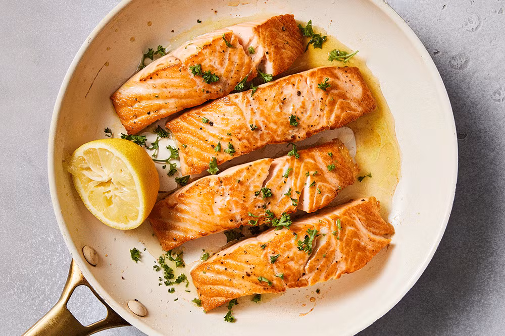 Cá hồi nổi bật nhờ hàm lượng Omega-3 cao, đặc biệt DHA và EPA, giúp bảo vệ tế bào thần kinh, cải thiện trí nhớ và phòng ngừa bệnh tim mạch. Astaxanthin trong cá hồi là chất chống oxy hóa mạnh, làm chậm lão hóa và nuôi dưỡng làn da. Ảnh minh họa