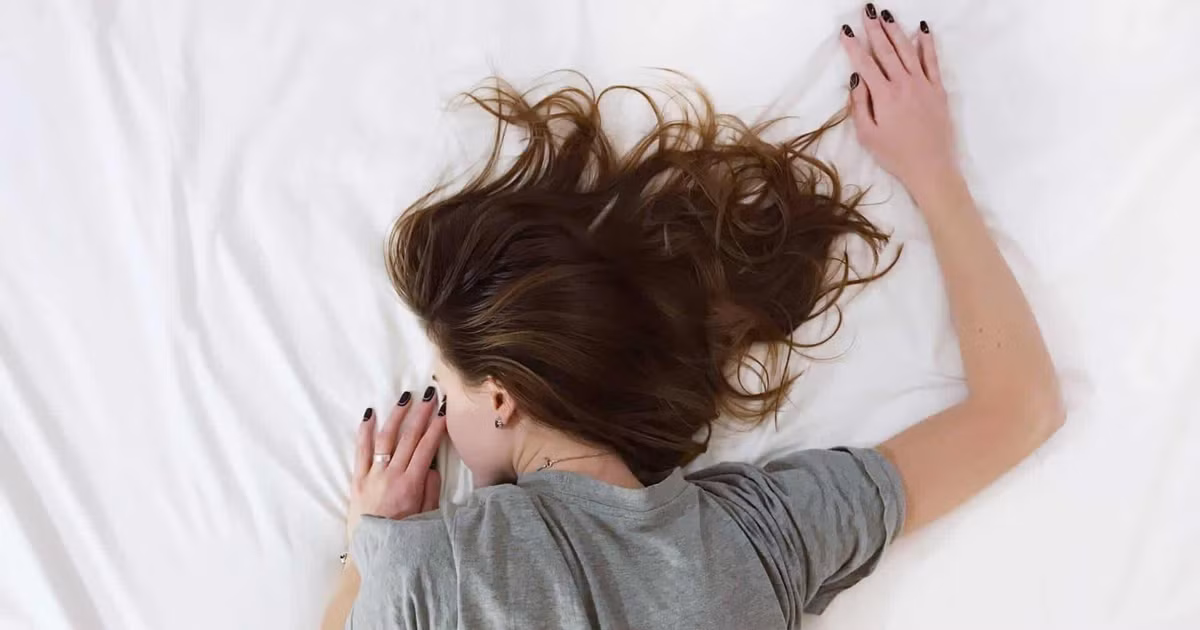 Một lỗi khác là đi ngủ khi tóc còn ướt, khiến gối ẩm, tạo điều kiện cho vi khuẩn và nấm phát triển, gây kích ứng da. Hãy sấy khô tóc trước khi ngủ và thay, giặt vỏ gối định kỳ. Ảnh minh hoạ