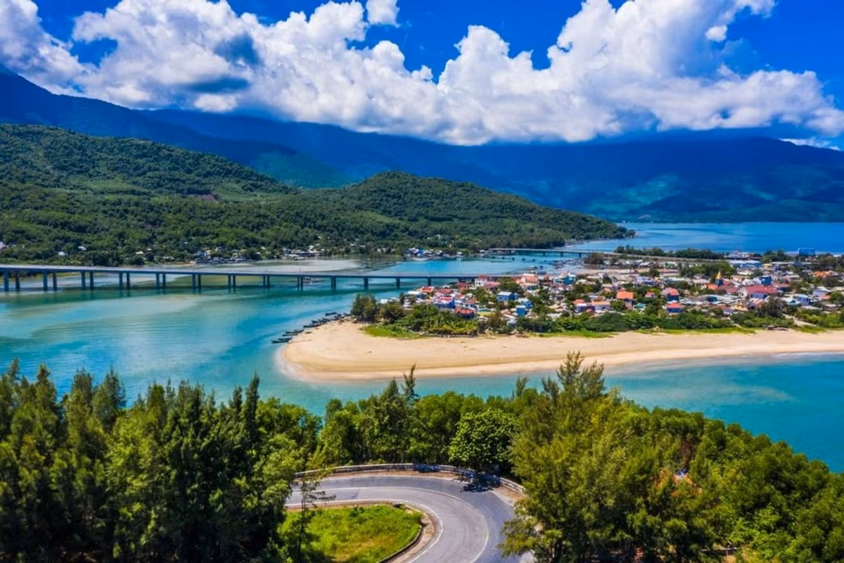 Giữa hai trung tâm du lịch lớn của miền Trung, Lăng Cô (Huế) giữ riêng mình vẻ đẹp bình yên hiếm có. Vịnh biển uốn cong mềm mại, làng chài nép mình bên núi, đầm Lập An lấp lánh ánh bạc mỗi buổi chiều – tất cả tạo nên khung cảnh nên thơ mà không phải nơi biển nào cũng có. Ảnh Sovabatravel