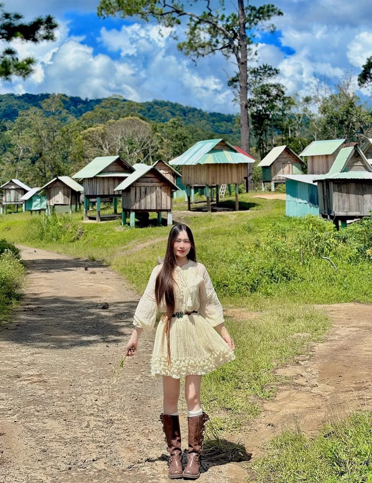 Để chuyến đi thêm trọn vẹn, du khách có thể nghỉ lại tại Măng Đen Retreat (từ 400.000 đồng/đêm), Angels Homestay &amp; Coffee (400.000 – 850.000 đồng/đêm) hoặc La Maison Homestay (300.000 – 400.000 đồng/đêm). Tất cả đều nằm gần trung tâm và thuận tiện di chuyển đến kho lúa. Ảnh Xuân Hương