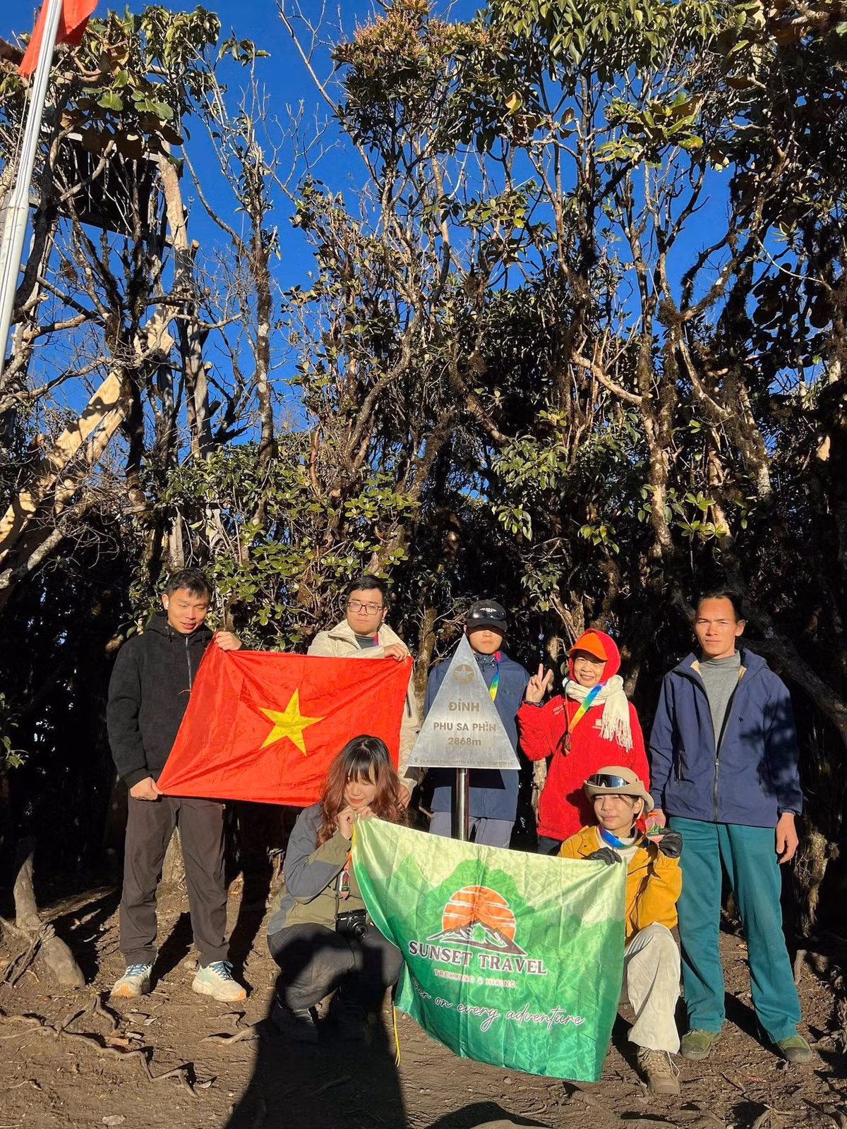 Chị Trang cho biết, là người đã dẫn nhiều đoàn trekking, từng gặp không ít câu chuyện chinh phục đỉnh cao, nhưng hình ảnh cô Lan vẫn để lại dấu ấn đặc biệt. Không ồn ào, không khoa trương, cô chọn cho mình những hành trình lặng lẽ nhưng đầy cảm hứng. Ở tuổi 69, cô Lan đã chứng minh rằng: đam mê không có giới hạn tuổi tác và những chuyến đi đáng nhớ nhất đôi khi lại bắt đầu khi ta dám bước ra khỏi vùng an toàn của chính mình.