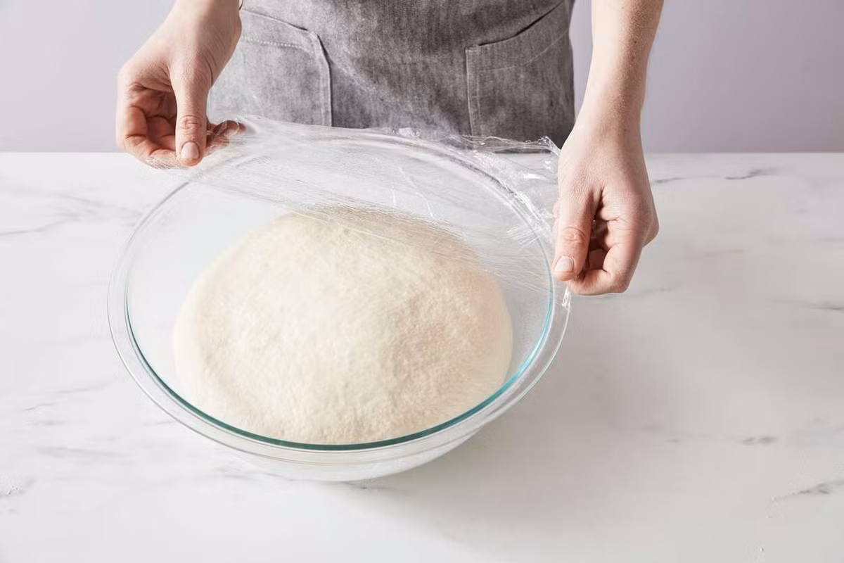 Một mẹo đơn giản nhưng hiệu quả là dùng đường để bột nở nhanh hơn. Thay vì phải chờ 2 tiếng để ủ bột, chỉ cần thêm một chút men nở và một thìa đường trắng khi nhào bột, men sẽ hoạt động mạnh hơn, rút ngắn thời gian ủ. Kết quả là bánh bao, màn thầu hay bánh mì hấp lên mềm xốp, thơm phức và ngon hơn hẳn. Ảnh minh hoạ