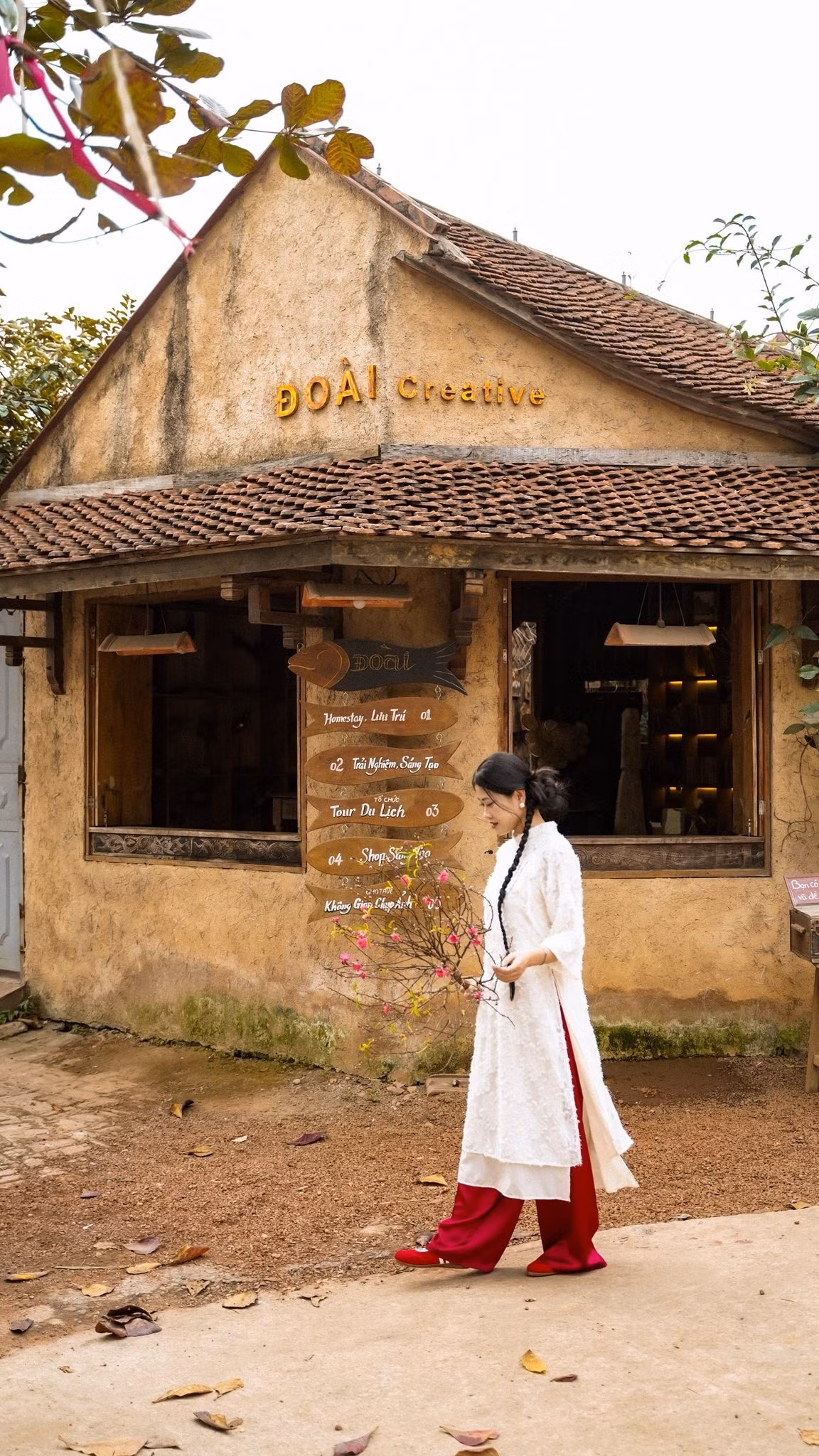 Không chỉ là điểm chụp ảnh, Đường Lâm trong những ngày cận Tết còn hấp dẫn bởi nhịp sống chậm và không khí chuẩn bị cho năm mới của người dân địa phương.