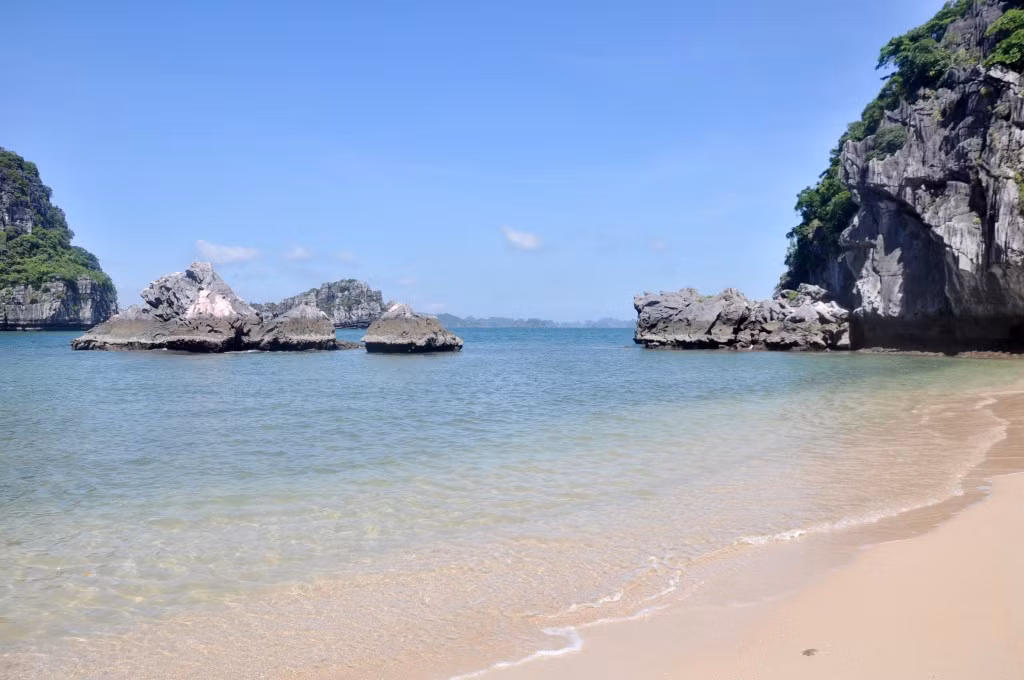 Trang bị cần thiết bao gồm kính râm, kem chống nắng, giày bám nước và túi đựng rác cá nhân – góp phần giữ gìn môi trường biển đảo trong lành. Đặc biệt, nên tránh đến vào mùa mưa bão (tháng 7–8), vì thời điểm này sóng to, tàu thường không được phép xuất bến. Ảnh Nguyễn Hùng