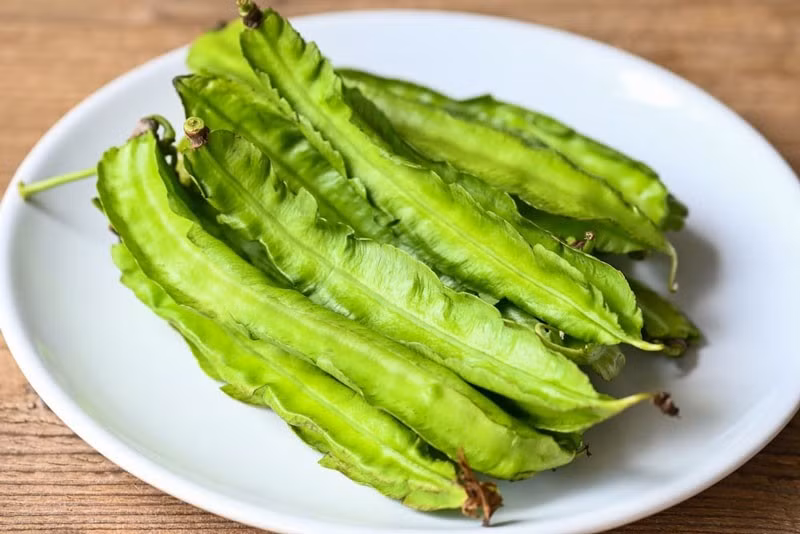 Đậu rồng, còn gọi là đậu khế hay đậu vuông, là loại quả thân thảo có thể leo, thường được trồng phổ biến ở nhiều nước Đông Nam Á. Quả đậu rồng có màu xanh nhạt, bốn cạnh giống múi khế, các cạnh có răng cưa và thường được dùng như một loại rau trong bữa ăn hàng ngày. Đây là loại quả giàu dinh dưỡng, ít calo nhưng chứa nhiều protein và chất xơ, được các chuyên gia dinh dưỡng đánh giá cao. Ảnh minh họa