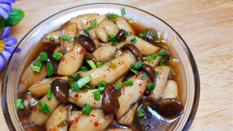 Chỉ với vài bước đơn giản, nấm hấp nước tương có thể trở thành món ăn kèm hấp dẫn. Nấm hấp chín, rưới nước tương pha chút đường rồi hấp thêm ít phút cho thấm vị. Khi dọn ra, rắc thêm hành lá và ớt băm để tăng hương vị. Ảnh minh họa