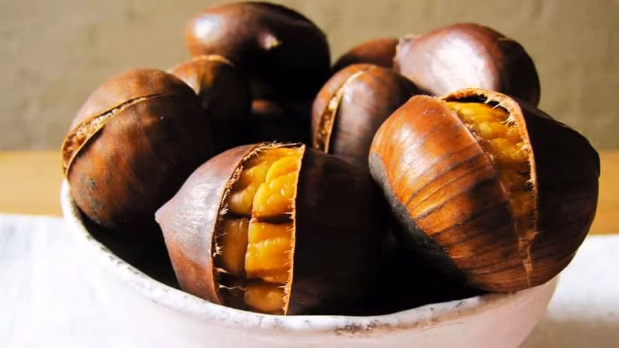 Người cao tuổi, trẻ nhỏ, hoặc người có hệ tiêu hóa kém cần ăn hạt dẻ điều độ, khoảng 50–70gr mỗi tuần, tránh các triệu chứng khó tiêu, đau bụng, hoặc hóc nghẹn. Những đối tượng cần thận trọng bao gồm người bị tiểu đường, bệnh dạ dày, bệnh nhân sốt rét, kiết lị, phụ nữ sau sinh. Với nhóm này, nên ăn tối đa 10 hạt dẻ mỗi lần. Ảnh minh hoạ