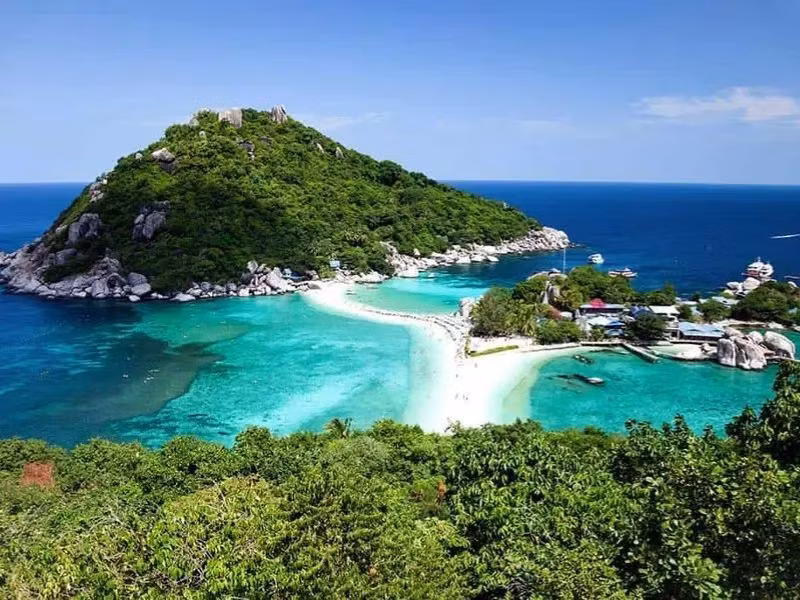 Koh Samui, một trong những hòn đảo đẹp nhất của Thái Lan, là nơi lý tưởng để bạn tìm đến sự yên tĩnh và thư giãn. Các bãi biển như Chaweng và Lamai nổi tiếng với cát trắng mịn và nước biển trong xanh, là lựa chọn tuyệt vời cho những ai muốn tránh xa sự ồn ào của các thành phố lớn. Ảnh Saigontimes