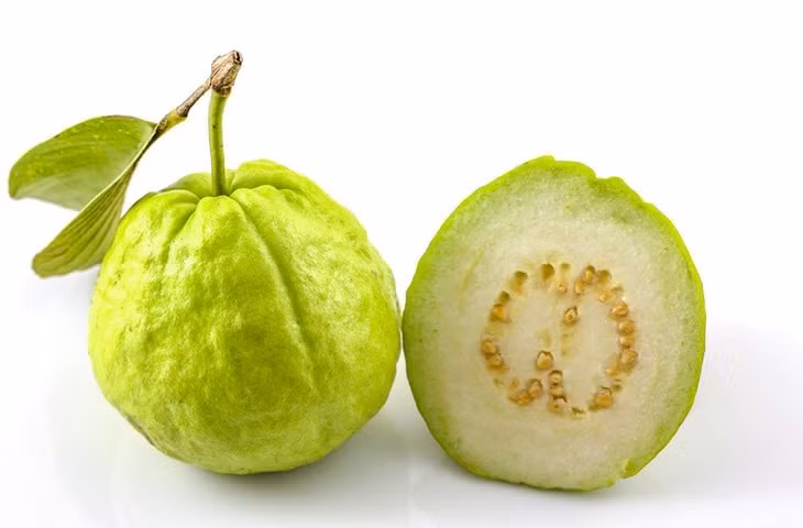 Khi ăn ổi vào thời điểm bụng trống, lượng fructose tự nhiên trong trái cây có thể hấp thu nhanh, khiến đường huyết tăng tạm thời. Ảnh minh họa
