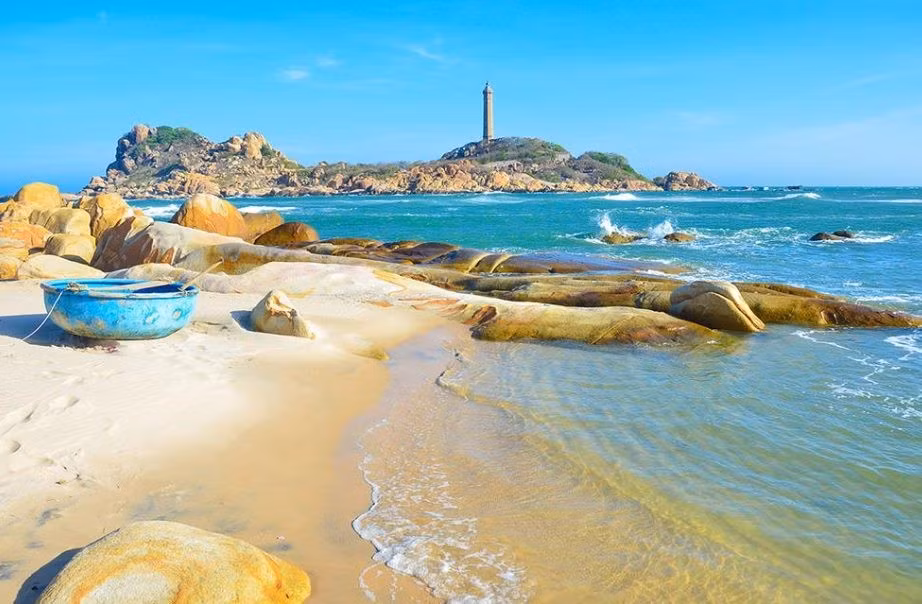 Ẩm thực và đời sống bản địa cũng là điểm nhấn của Mũi Né. Dọc bờ biển, những quán ăn nhỏ phục vụ hải sản tươi ngon như sò điệp nướng, nghêu xào sả, chả cá… Trong khi đó, các cảng cá và làng chài vẫn duy trì nhịp sống truyền thống, giúp du khách cảm nhận chân thực văn hóa địa phương. Ảnh dulich