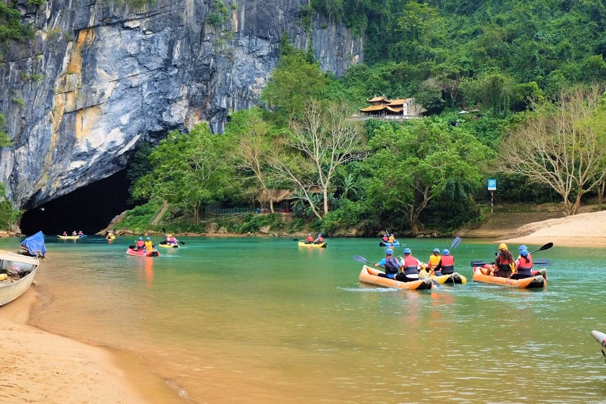Quảng Bình không chỉ nổi bật bởi thiên nhiên kỳ vĩ mà còn có những món ăn độc đáo và những điểm đến không thể bỏ qua. Nếu du khách đang tìm kiếm một điểm đến cho cuối tuần này, Quảng Bình chính là lựa chọn lý tưởng để khám phá, nghỉ dưỡng và tận hưởng một chuyến đi đầy ắp kỷ niệm. Ảnh Traveloka