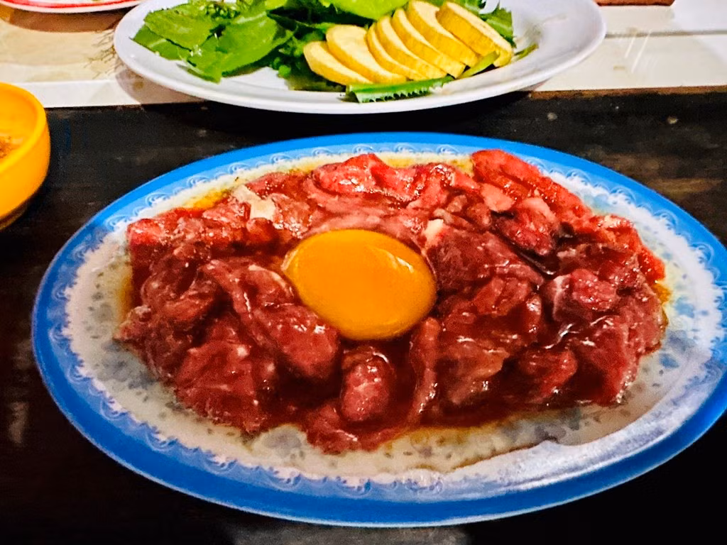Bò leo núi không phải là món ăn phổ biến ở khắp nơi, mà gắn liền với vùng núi non Tri Tôn, Tịnh Biên nơi có nhiều đồng bào dân tộc sinh sống, đặc biệt là người Khmer. Ảnh Nguyễn Tuyết