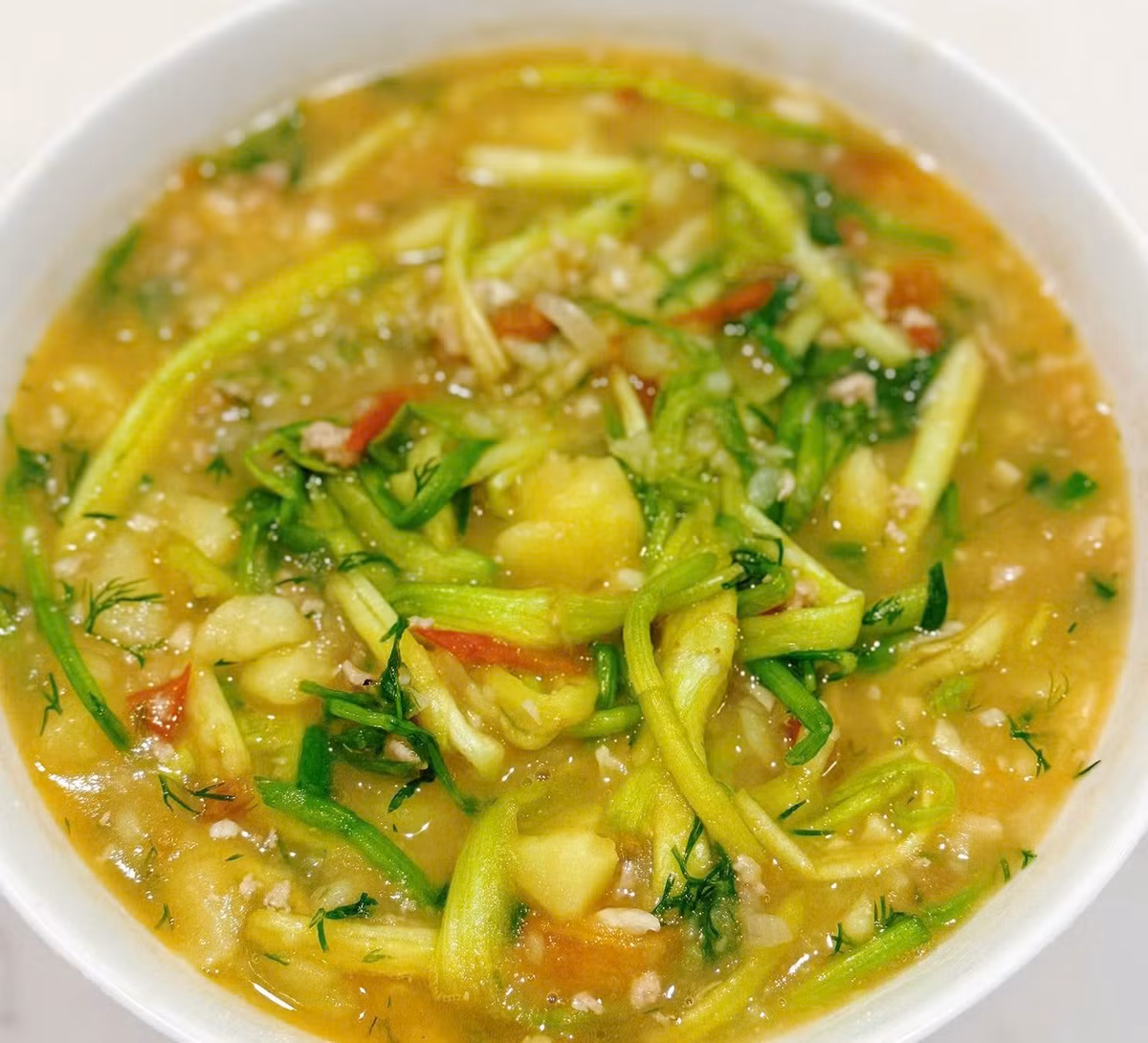 Việc bổ sung món canh này vào thực đơn hằng ngày, kết hợp chế độ ăn nhạt và lối sống lành mạnh, có thể góp phần giảm nguy cơ các biến chứng tim mạch. Ảnh minh họa