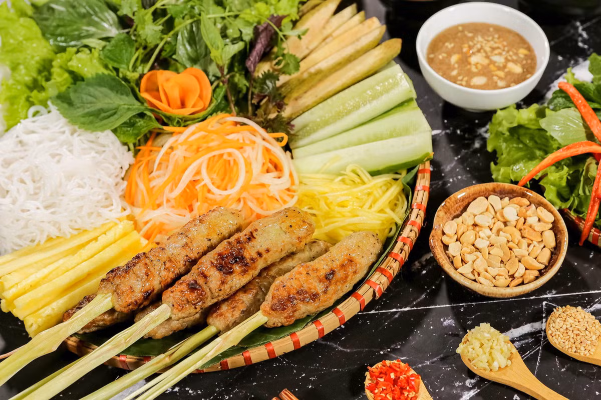 Những món đặc trưng như bún bò, bánh khoái, nem lụi, bánh bèo… được đánh giá cao không chỉ vì ngon mà còn vì cách trình bày đẹp mắt, phản ánh rõ nét văn hoá cung đình và đời sống dân dã cố đô. Mỗi món ăn là một dấu ấn riêng, khiến du khách nhớ lâu và muốn quay lại để thưởng thức thêm. Ảnh VinWonders