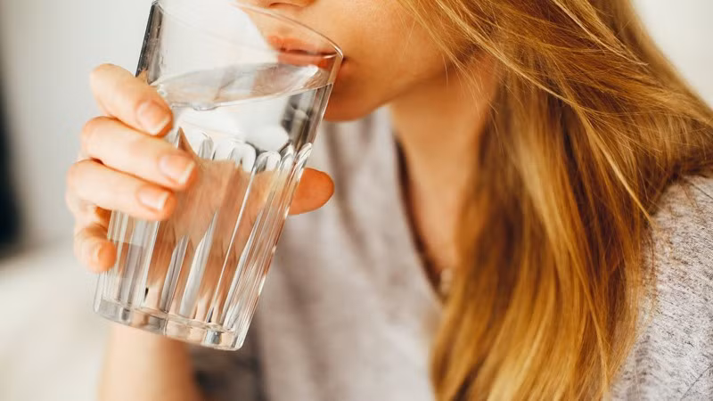 Dù không thấy khát, mỗi người vẫn nên duy trì uống đủ khoảng 1,5 – 2 lít nước mỗi ngày. Ngoài nước lọc, việc đa dạng hóa các loại đồ uống lành mạnh như trà thảo mộc, sữa hoặc nước ép rau củ sẽ giúp cơ thể luôn được cấp ẩm, da dẻ hồng hào và tinh thần sảng khoái trong những ngày thời tiết khô hanh. Ảnh minh họa