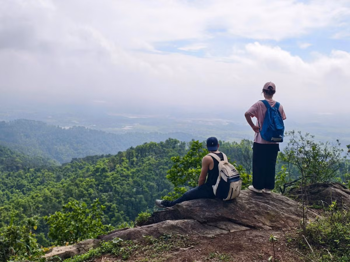 Dù cung đường trekking Hàm Lợn không quá hiểm trở, du khách vẫn nên chuẩn bị kỹ càng: mang giày phù hợp, nước uống, áo khoác, đèn pin nếu cắm trại qua đêm và đặc biệt tránh đi mùa mưa. Nên đi theo nhóm, nhất là với người mới đi lần đầu, để đảm bảo an toàn và có trải nghiệm trọn vẹn hơn. Ảnh Giang Lang Thang