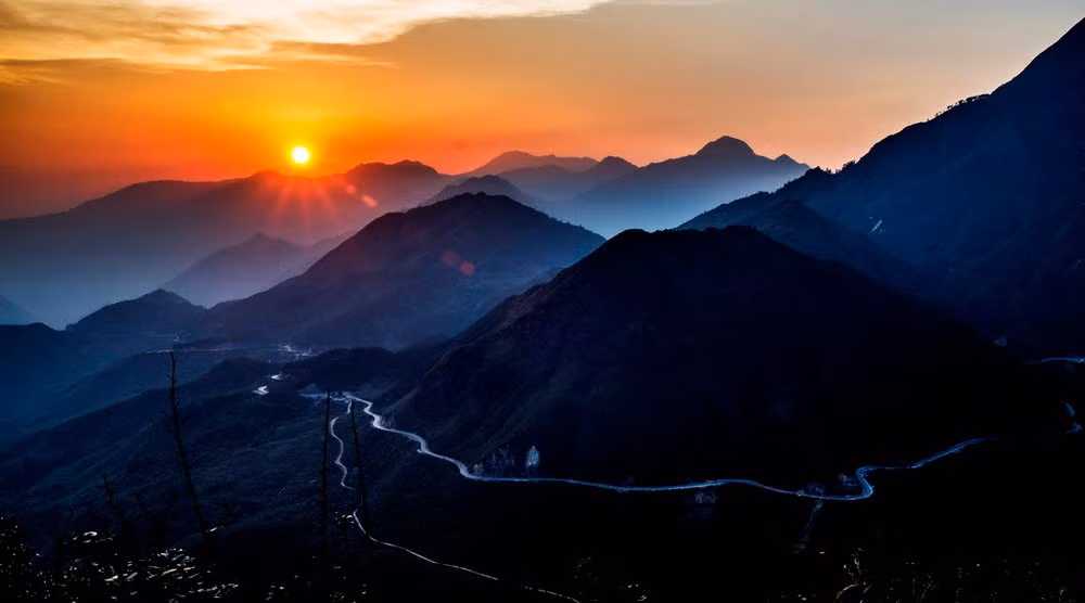 Nếu có dịp ghé thăm cao nguyên đá Hà Giang, hãy nán lại Mèo Vạc đến cuối ngày. Bởi đôi khi, một buổi hoàng hôn rực rỡ nơi miền đá xám cũng đủ để làm đầy trái tim những kẻ yêu thiên nhiên và đam mê khám phá. Hoàng hôn ấy không ồn ào, không phô trương, chỉ lặng lẽ buông xuống, nhưng đủ khiến người ta nhớ mãi. Ảnh dulichhagiang