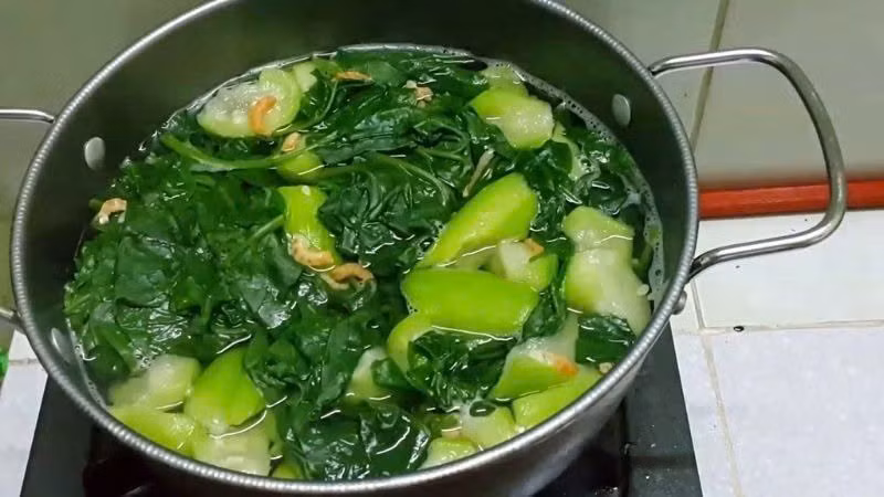 Rau mồng tơi là loại rau dân dã nhưng lại chứa lượng kali đáng kể. Theo Bộ Nông nghiệp Mỹ (USDA), trong 100 gram rau mồng tơi tươi có khoảng 510 mg kali, giúp điều hòa điện giải và ổn định hoạt động của cơ tim. Bổ sung đủ kali giúp giảm tác động co mạch của natri – nguyên nhân chính khiến huyết áp tăng cao. Ảnh minh hoạ