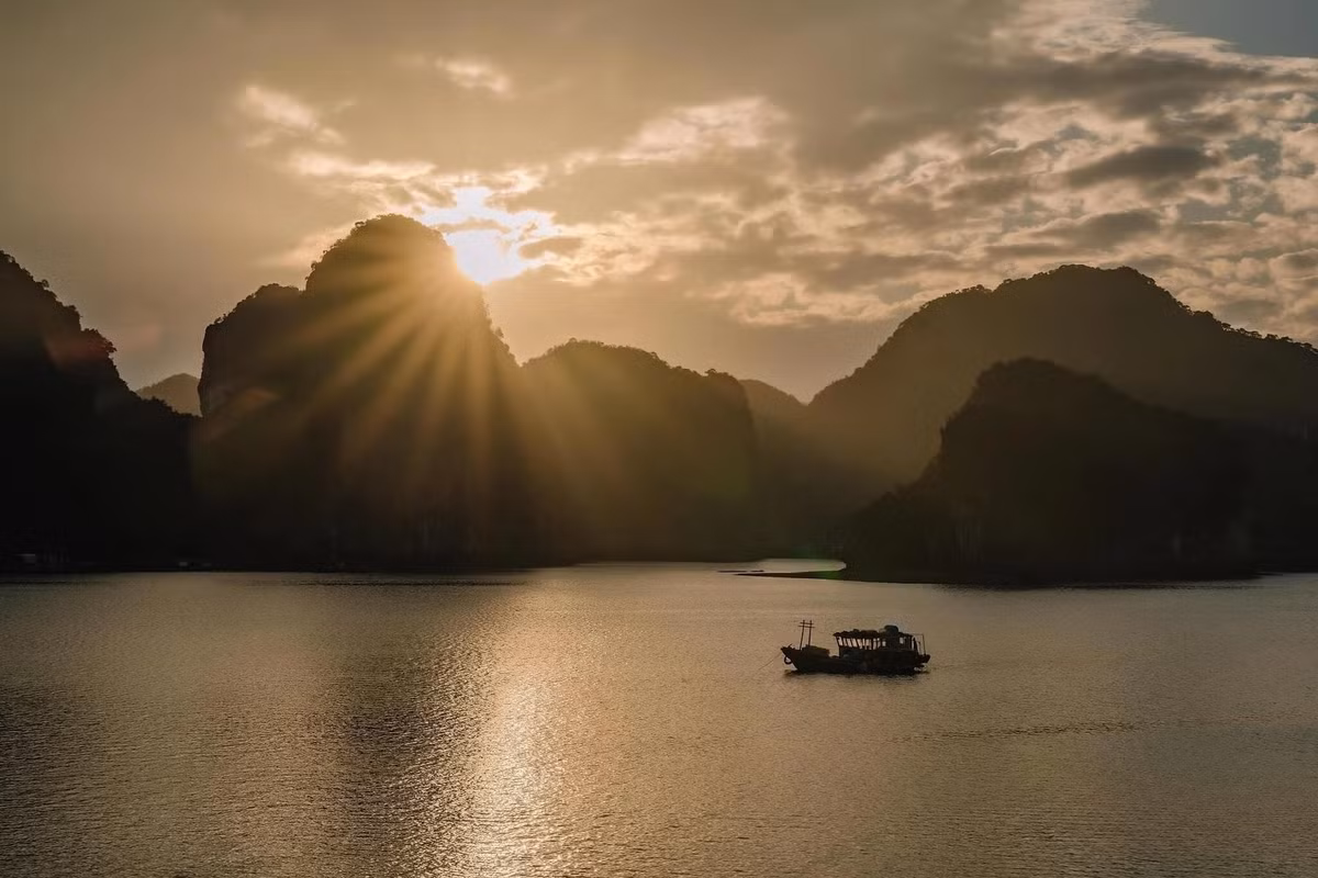 Điểm nhấn của vịnh còn nằm ở những bãi cát nhỏ ẩn mình giữa hai dãy núi, tạo không gian yên bình để tham quan, nghỉ dưỡng, chèo kayak hay ngắm san hô. Chính nét hoang sơ ấy đã góp phần tạo nên sức hút riêng cho Lan Hạ – nơi mà thiên nhiên dường như vẫn giữ được những đường nét nguyên bản nhất. Ảnh Checkin Việt Nam