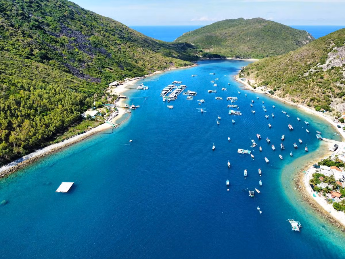 Ẩn mình nơi cuối cụm đảo Hòn Tre – phía xa của vịnh Nha Trang, Bích Đầm như một “nàng tiên xanh” dịu dàng giữa lòng biển cả. Ảnh Bá Duy
