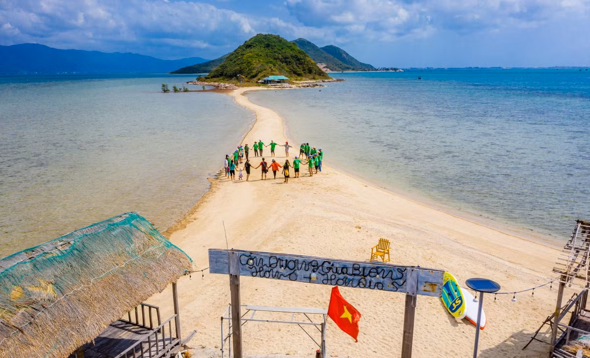 Đặc biệt, duu khách không nên mạo hiểm đi bộ trên con đường giữa biển khi nước đã bắt đầu lên, trời nổi gió lớn hoặc có cảnh báo thời tiết xấu. Và cuối cùng, hãy luôn có ý thức giữ gìn vệ sinh môi trường, không xả rác bừa bãi để góp phần bảo vệ vẻ đẹp hoang sơ, nguyên bản của đảo Điệp Sơn cho các thế hệ du khách sau. Ảnh Le Hoang Anh