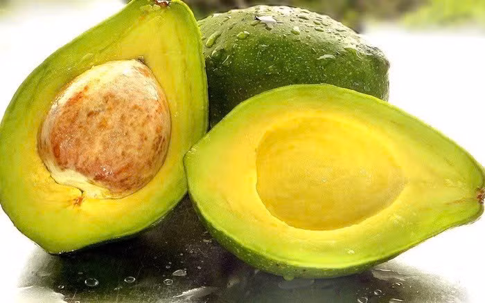 Bơ giàu vitamin E và chất béo không bão hòa, giúp bảo vệ nang tóc khỏi tổn thương do gốc tự do, tăng cường lưu thông máu và duy trì độ ẩm cho da đầu. Nhờ đó, tóc được nuôi dưỡng từ bên trong, giảm khô xơ, gãy rụng và giữ màu tự nhiên lâu hơn. Ảnh minh họa