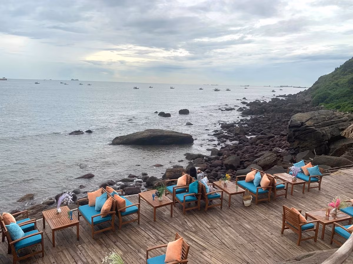 Nằm trong khu du lịch Nghi Sơn (Thanh Hóa), Bãi Đông được ví như "viên ngọc thô" của biển Bắc Trung Bộ, khi vẫn giữ nguyên vẻ hoang sơ, thanh bình hiếm có. Với bờ cát trắng mịn, nước biển trong xanh và hàng phi lao rì rào trong gió, nơi đây đang trở thành điểm đến yêu thích của những du khách mê khám phá và săn ảnh sống ảo. Ảnh Lan Anh