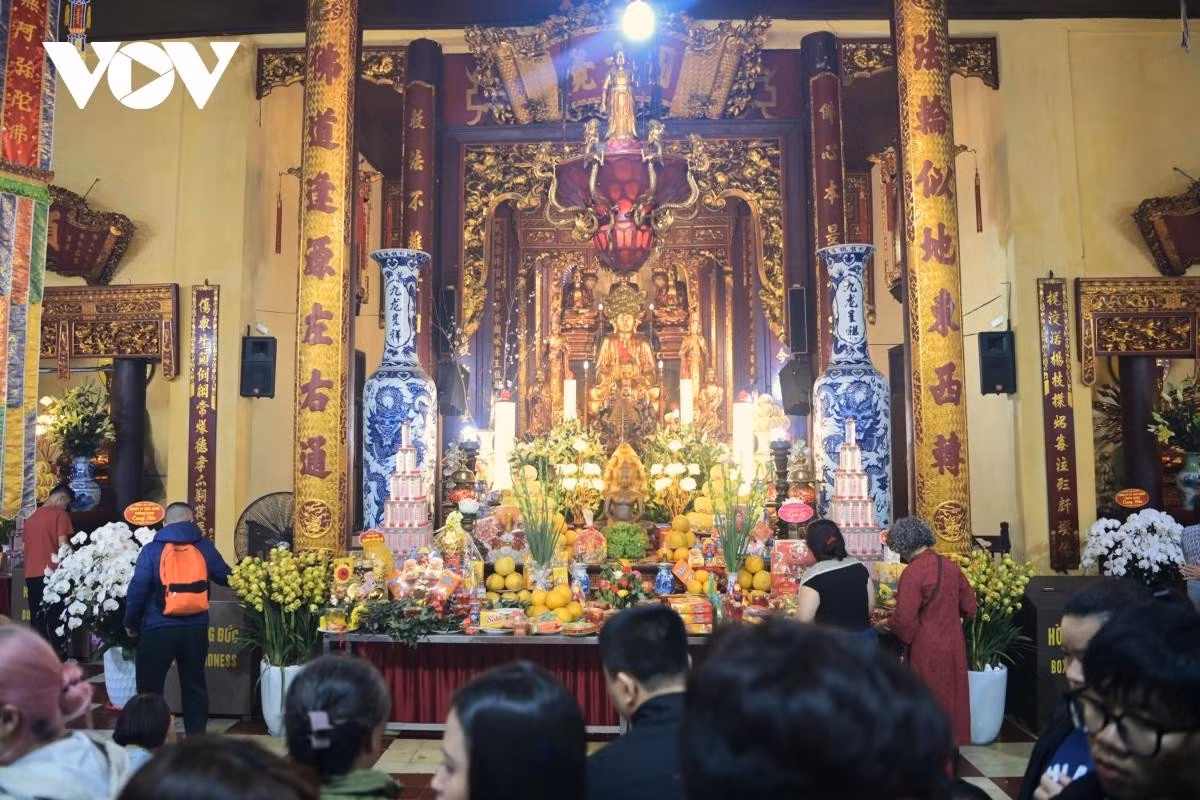 Những nén hương đầu năm được dâng lên trước chính điện.