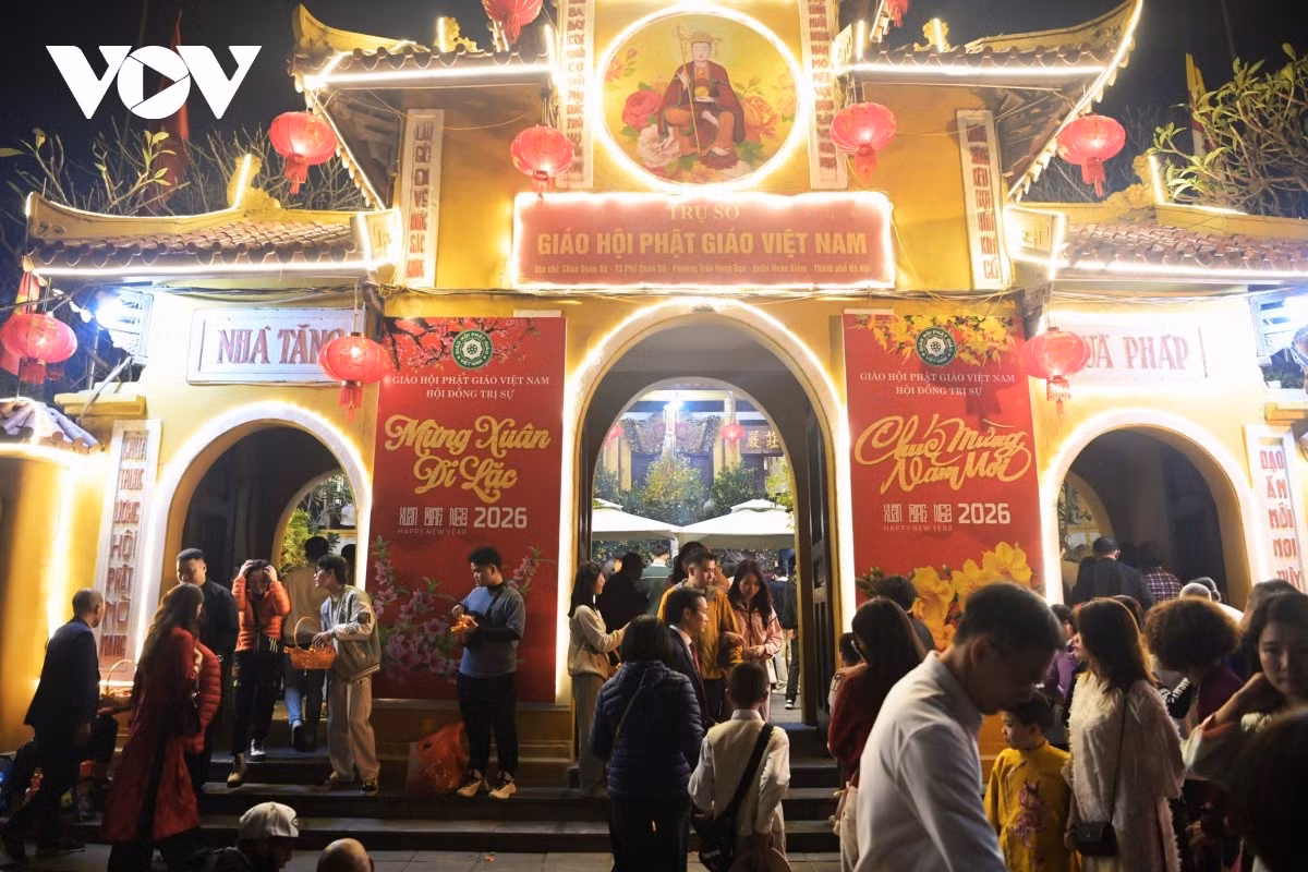 Sau thời khắc giao thừa Xuân Bính Ngọ 2026, khi những chùm pháo hoa vừa tắt trên bầu trời, dòng người lại lặng lẽ hướng về các ngôi chùa để cầu bình an, may mắn cho năm mới.