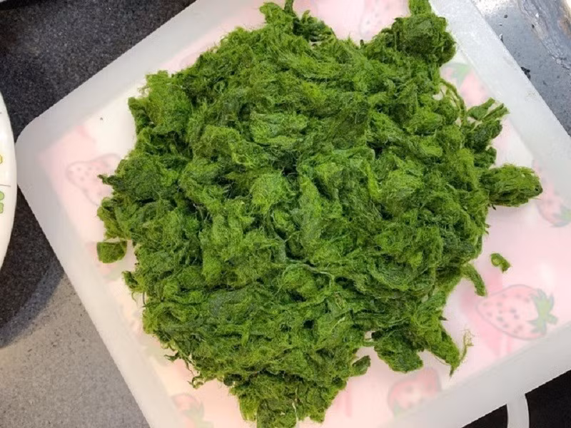 Trong những ngày se lạnh, người dân thường hái rêu suối – thứ đặc sản chỉ có ở vùng núi đá vôi từ tháng 9 đến tháng 5 âm lịch. Rêu được làm sạch, tẩm gia vị rồi nướng hoặc làm nhân bánh. Vị ngọt thanh và mùi thơm nhẹ của rêu khiến ai từng thử đều khó quên. Ảnh MIA