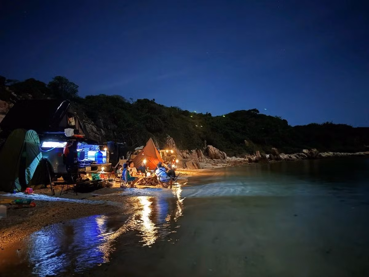 Không dành cho những ai tìm kiếm tiện nghi, Bãi Thùng là lựa chọn lý tưởng cho du khách yêu thiên nhiên, muốn tạm rời xa phố thị để tận hưởng cảm giác tự do và yên bình giữa biển trời hoang sơ. Ảnh crystalbay