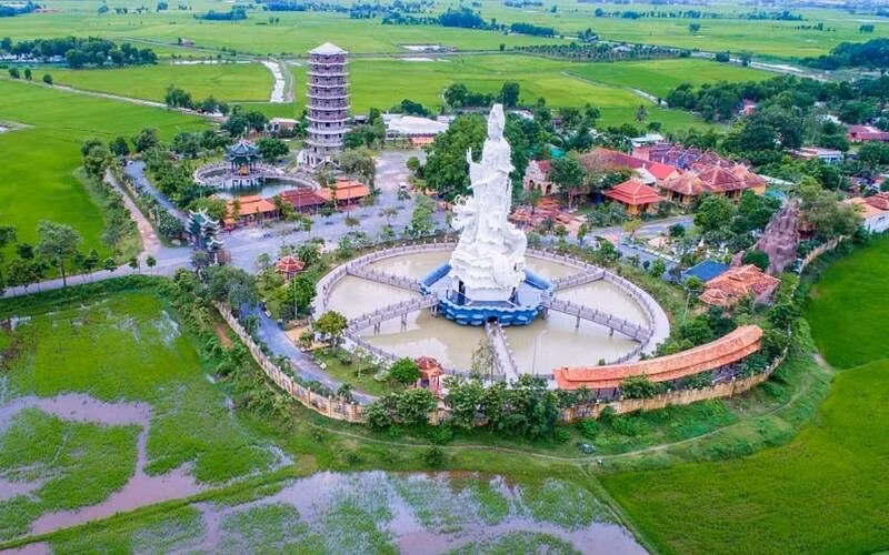 Một điểm đến khác mang đậm dấu ấn Phật giáo là Chùa Gò Kén, còn gọi là Thiền Lâm Cổ Tự. Ngôi chùa có lịch sử lâu đời, nằm giữa khuôn viên xanh mát, tách biệt với sự ồn ào bên ngoài. Trải qua nhiều lần trùng tu, chùa vẫn giữ được nét cổ kính và trang nghiêm vốn có. Ảnh MIA