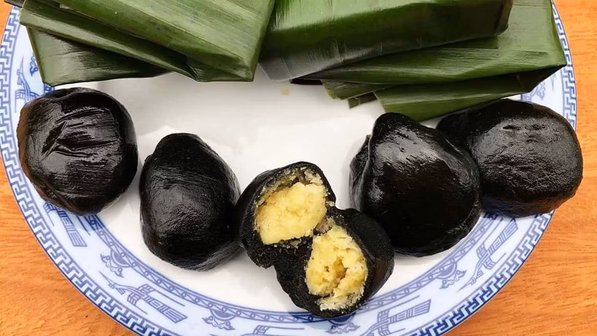 Không chỉ mang lại giá trị kinh tế, lá gai còn góp phần tạo nên những món bánh mang đậm bản sắc ẩm thực Việt. Bánh gai, bánh ít lá gai ngày nay không chỉ là món ăn quen thuộc mà còn trở thành đặc sản được nhiều người tìm mua làm quà. Vỏ bánh dẻo thơm, có vị ngọt nhẹ xen lẫn chút đắng đặc trưng của lá gai, kết hợp cùng nhân đậu xanh, dừa và gừng tạo nên hương vị hài hòa. Ảnh Vinpearl