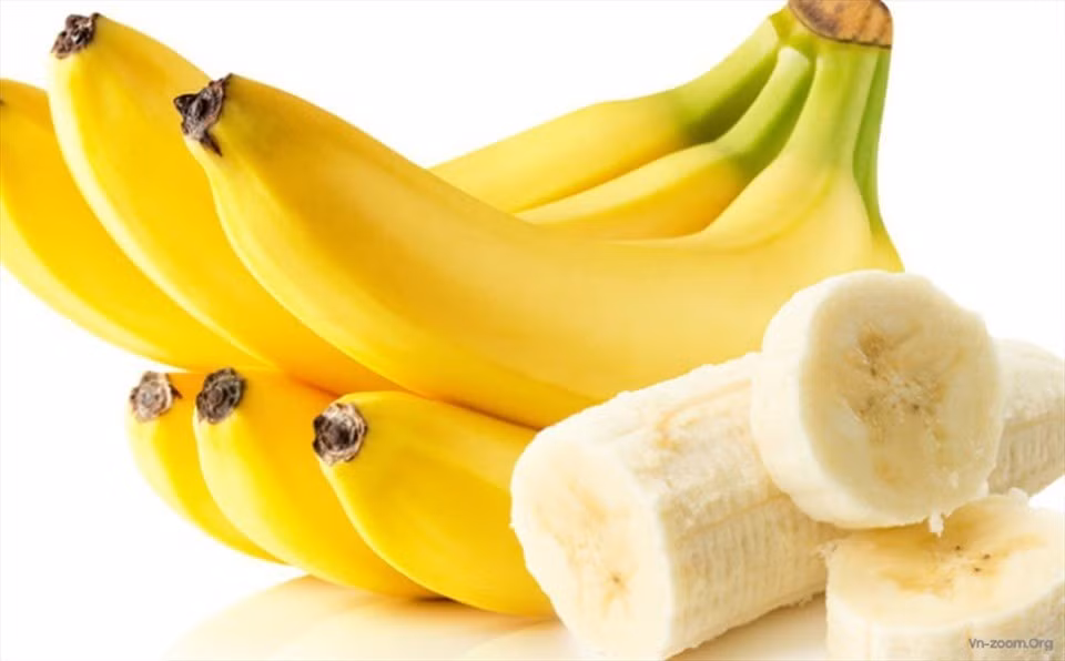 Chuối giàu vitamin B6 và folate, hỗ trợ quá trình hình thành melanin và chuyển hóa protein. Thiếu vitamin nhóm B có thể khiến tóc yếu, dễ gãy và bạc sớm. Bên cạnh đó, kali trong chuối giúp cân bằng độ ẩm cho da đầu, tạo điều kiện cho nang tóc phát triển ổn định. Ảnh minh họa