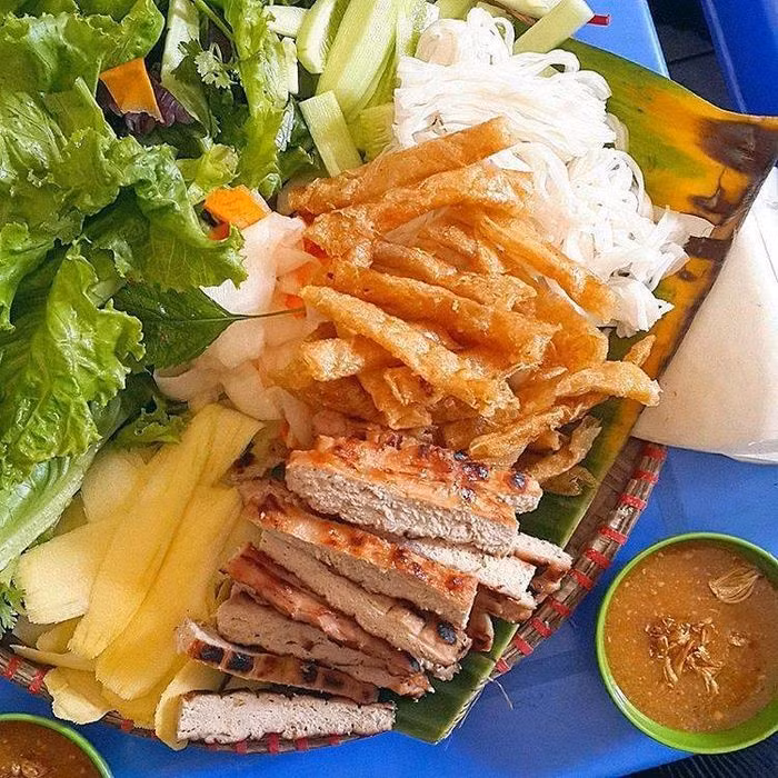 Món ăn trứ danh của Nha Trang không chỉ nổi tiếng ở các nhà hàng mà ở cả vỉa hè. Nem được nướng vàng ruộm trên bếp than, ăn cùng bánh tráng, rau sống, dưa leo, xoài non và chấm vào thứ nước sốt sền sệt bí truyền. Những quán nem nướng trên đường Lê Lợi, Nguyễn Thị Minh Khai luôn đông khách từ chiều đến tối. Ảnh Bazan