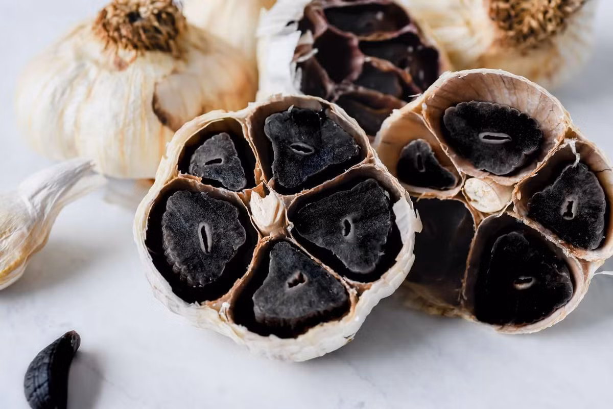 Tỏi đen có thể làm tăng nguy cơ tụt huyết áp, gây đầy hơi, buồn nôn hoặc ảnh hưởng đến tác dụng của thuốc. Ảnh minh họa