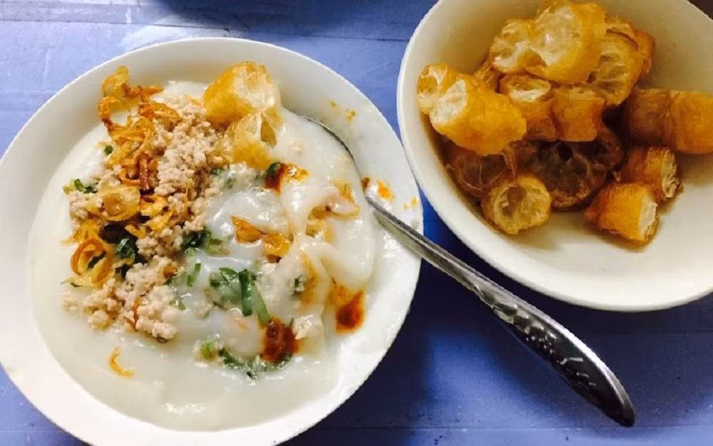 Cháo cay là món ăn không thể thiếu trong những ngày đông. Từ cháo lươn, cháo trai, cháo sườn đến cháo thập cẩm, tất cả đều được nâng tầm nhờ tương ớt chưng đặc trưng của từng quán. Từng thìa cháo sánh mịn, ngọt từ xương ninh, thơm hành phi giòn rụm, quyện vị cay nồng tạo cảm giác ấm áp từ trong ra ngoài. Ảnh MIA