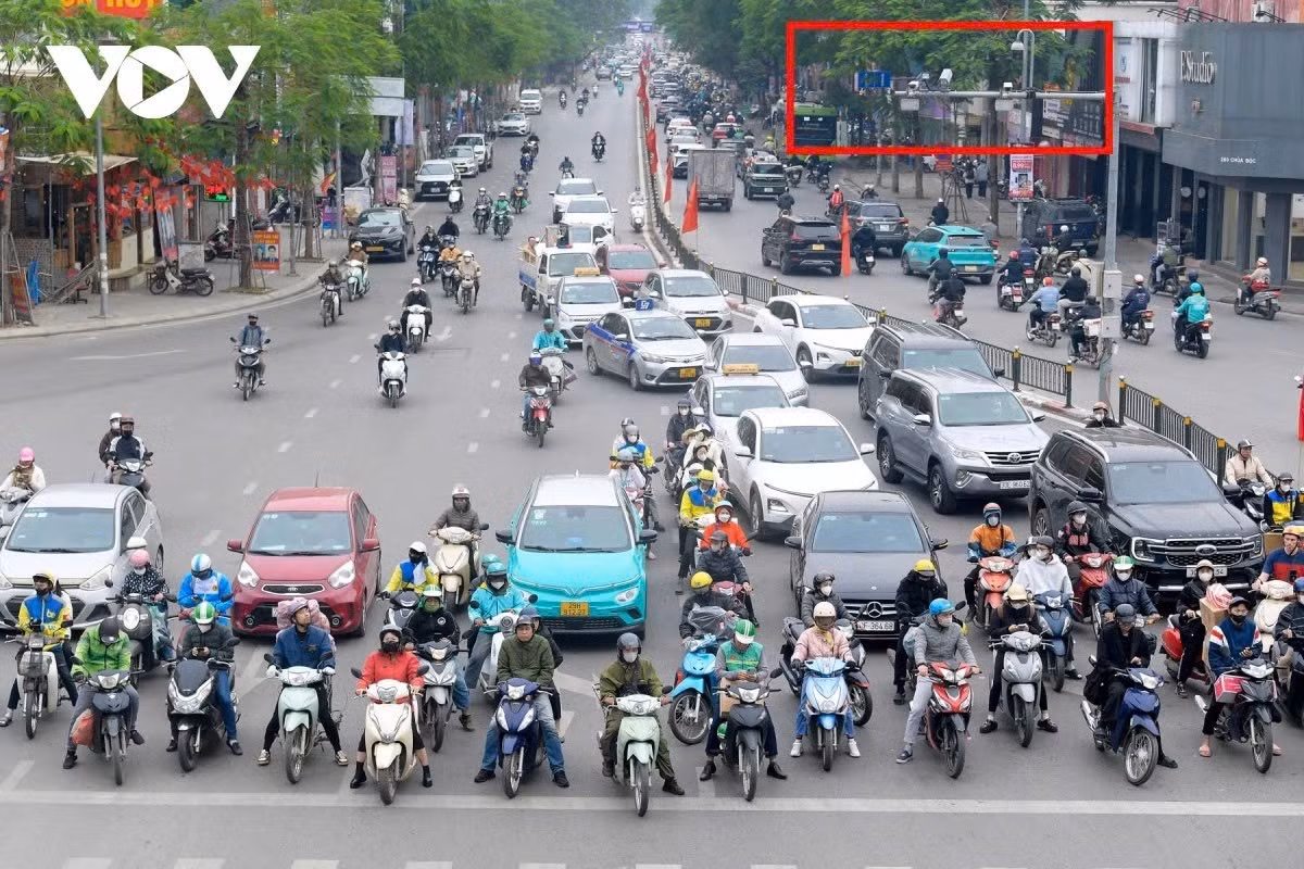 Tại nút giao Chùa Bộc - Tây Sơn, người và phương tiện di chuyển tuân thủ nghiêm ngặt quy tắc giao thông tạo nên những hình ảnh văn minh tại đô thị Hà Nội.