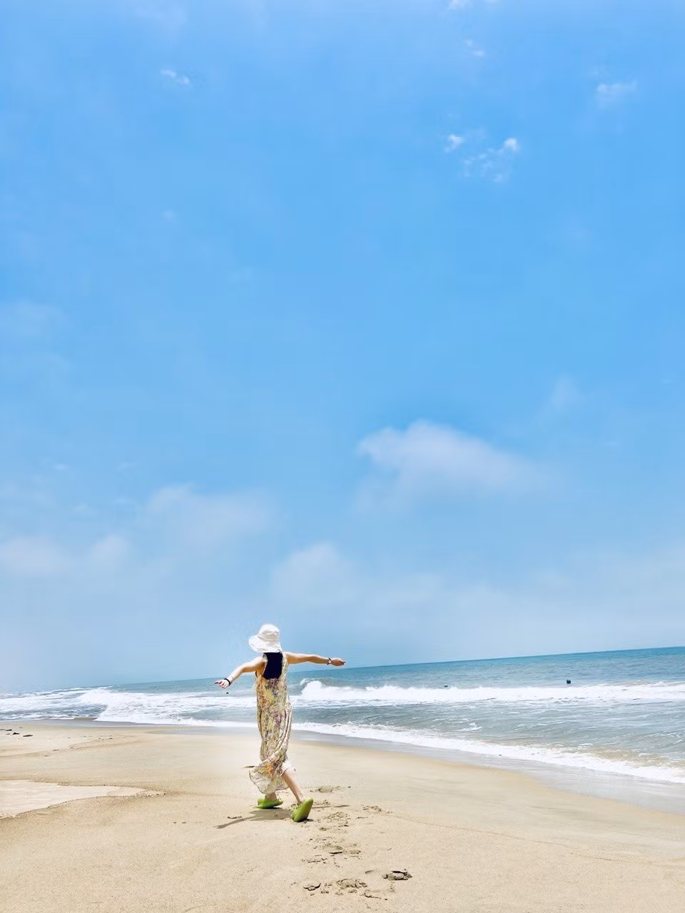 Tọa lạc tại huyện Phú Vang (nay xã Phú Vinh), biển Vinh Thanh mang trong mình vẻ đẹp mộc mạc và yên bình, ít bị ảnh hưởng bởi du lịch đại chúng. Với khung cảnh hoang sơ, sóng vỗ nhè nhẹ và không khí trong lành, nơi đây là điểm dừng chân lý tưởng cho những ai muốn tìm về sự tĩnh lặng giữa thiên nhiên. Ảnh Linh Boo