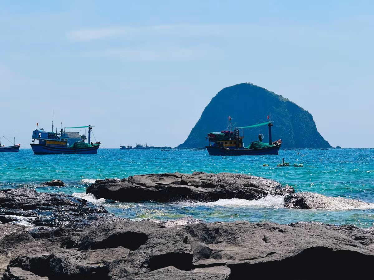 Nằm ven biển xã An Hòa Hải (huyện Tuy An, tỉnh Phú Yên), Hòn Yến là điểm đến ngày càng được du khách chú ý bởi vẻ đẹp nguyên sơ và kỳ thú. Ảnh Đặng Nhân Thuần