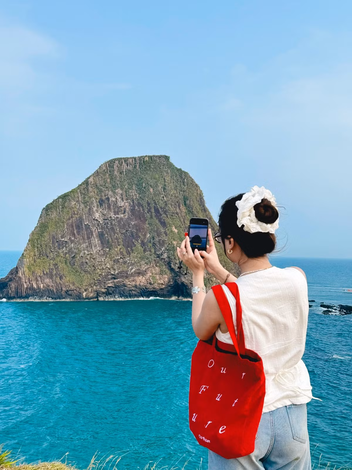 Tuy nhiên, việc ngày càng có nhiều du khách đến tham quan cũng đặt ra thách thức cho công tác bảo tồn. Theo cán bộ địa phương, hiện xã An Hòa Hải đã phối hợp với các tổ chức môi trường tổ chức tuyên truyền, đặt biển cấm giẫm đạp san hô và xây dựng ý thức du lịch có trách nhiệm. Ảnh dulichhonyen