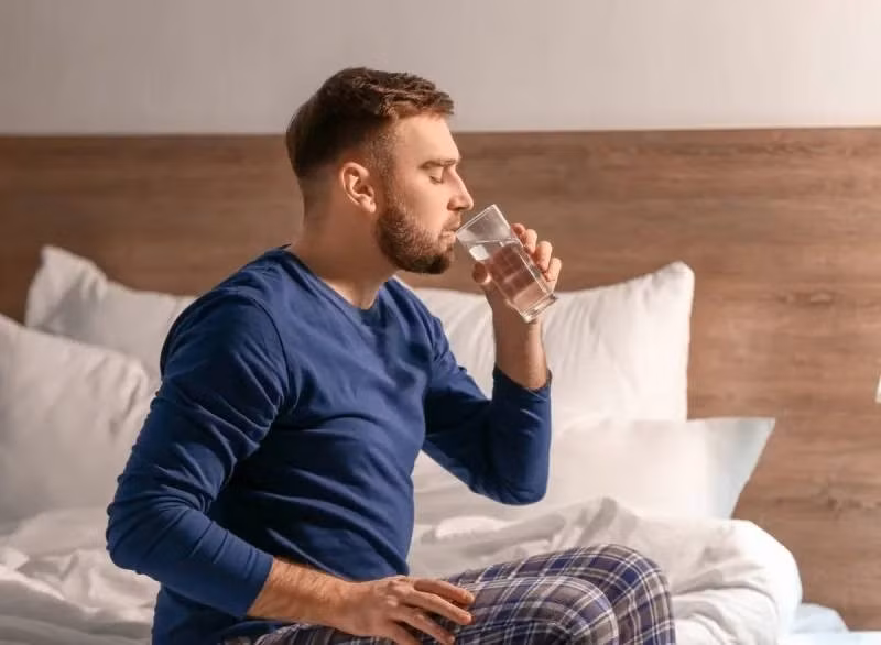 Việc duy trì môi trường thuận lợi cho lợi khuẩn bắt đầu từ những thói quen đơn giản, trong đó có đồ uống buổi sáng. Ảnh minh họa