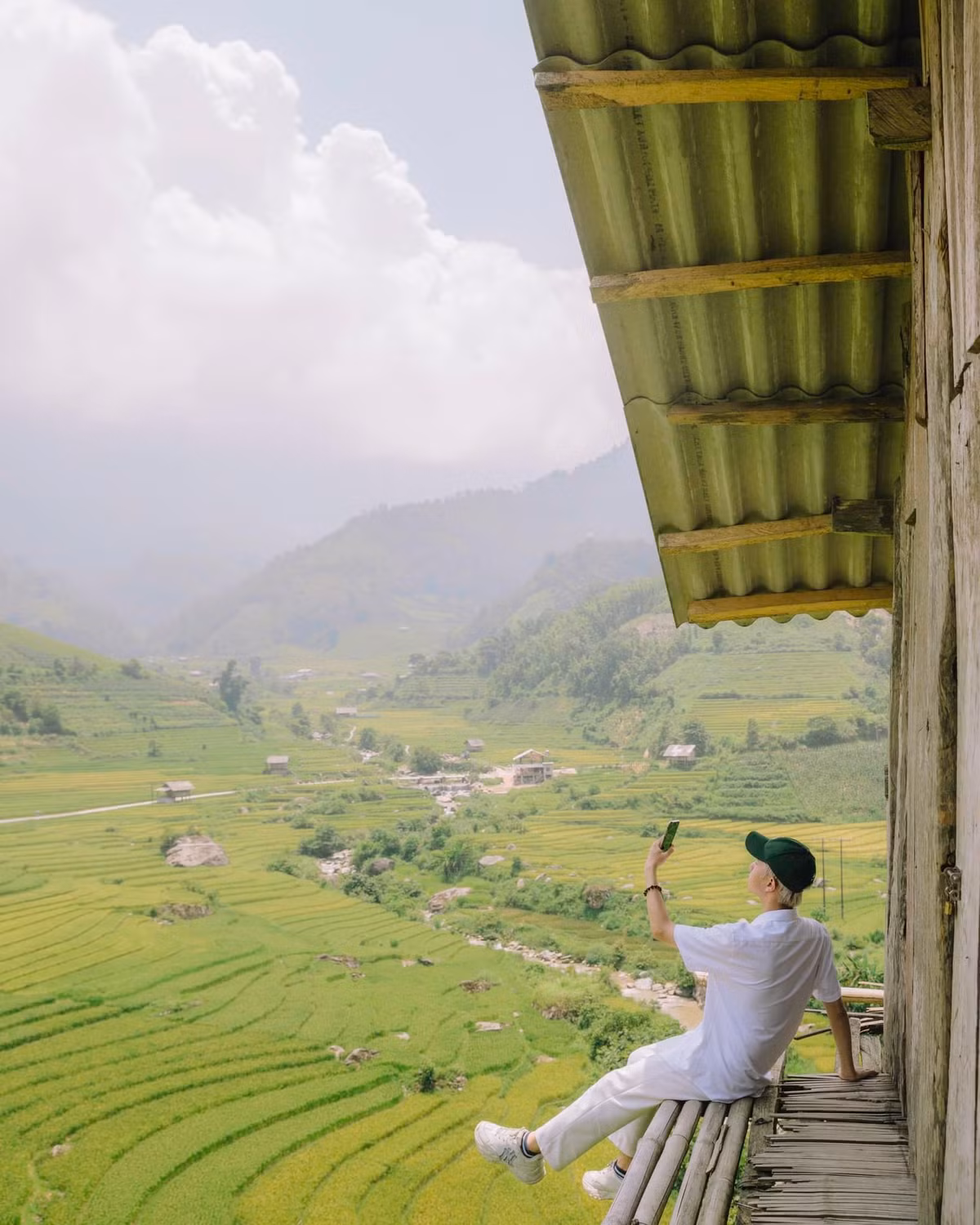 Âm thanh của suối chảy, tiếng tre rì rào trong gió và mây trôi lững lờ trên các sườn đồi tạo nên một khung cảnh như tranh vẽ, khiến du khách dễ dàng mê đắm. Từ bản, du khách có thể thuê xe máy để khám phá sâu hơn vào các làng lân cận như Lao Chải, Tả Giàng Phình, hay đơn giản là men theo những lối mòn quanh núi để ngắm bình minh nhuộm vàng cả thung lũng. Ảnh Bùi Quang Thụy