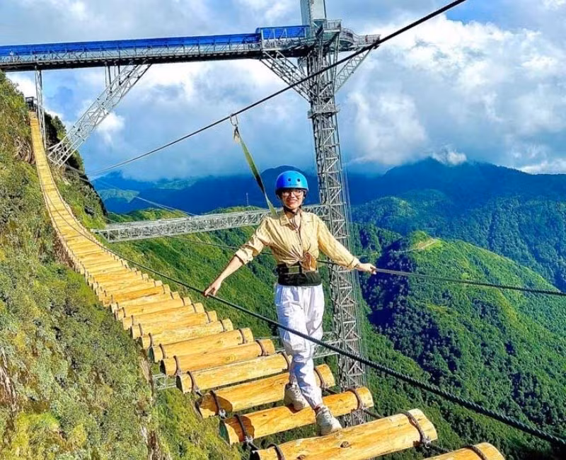 Giữa mây ngàn gió núi, khoảnh khắc đạp xe giữa không trung hay đứng trên cầu kính nhìn xuống vực sâu thăm thẳm chắc chắn sẽ trở thành dấu ấn khó quên trong hành trình khám phá Tây Bắc. Cầu kính Rồng Mây không chỉ là điểm đến để thử thách bản thân, mà còn là nơi để cảm nhận trọn vẹn vẻ đẹp hùng vĩ của thiên nhiên nơi đỉnh đèo Ô Quy Hồ. Ảnh dulichLaiChau