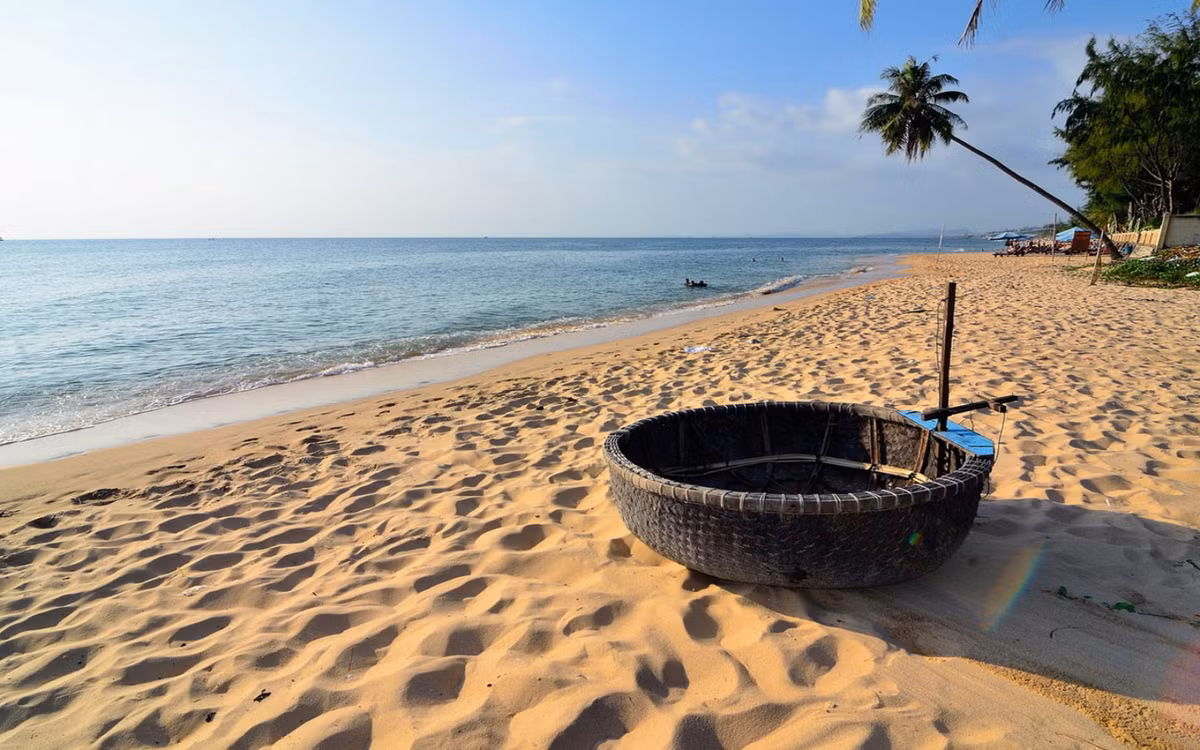 Chính vì thế, Hồ Cốc hiện đang được các bạn trẻ mệnh danh là “phim trường biển” nhờ sở hữu nhiều góc chụp ảnh siêu đẹp, đặc biệt là vào thời điểm bình minh và hoàng hôn. Ảnh Traveloka