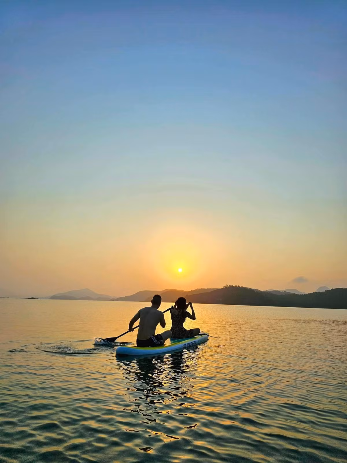 Ngoài tắm biển, du khách còn có thể chèo thuyền kayak, SUP hoặc đơn giản là nằm dài trên bãi cát, đọc sách, nghe nhạc và để thời gian trôi qua nhẹ tênh.