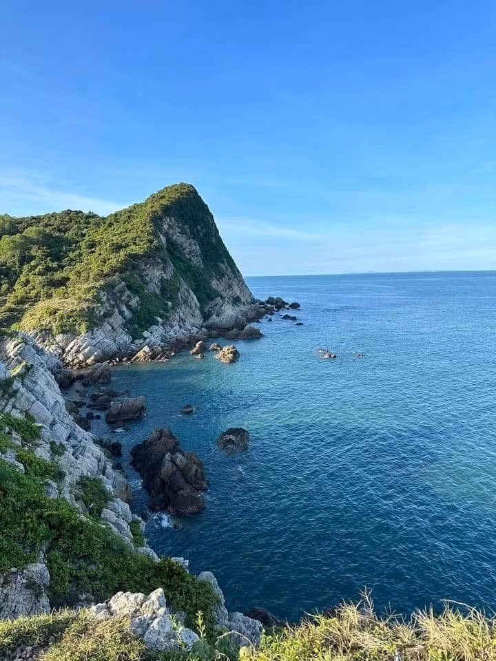 Chuyến tàu cao tốc từ cảng Cái Rồng đưa du khách băng qua những dãy núi đá vôi trùng điệp, lướt sóng qua các đảo nhỏ để đến với Quan Lạn trong chưa đầy 1 tiếng. Vừa đặt chân lên đảo, cảm giác đầu tiên là sự thanh thản đến lạ. Những con đường lát gạch đỏ uốn mình dưới hàng phi lao vi vút gió, lác đác vài chiếc xe điện chạy chầm chậm, không còi xe, không khói bụi. Ảnh Lan Anh